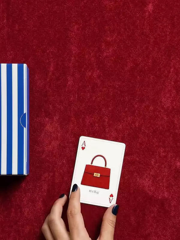 Video: a hand deals cards for the bag, the loafer and the sunglasses, then the Phia card, the best find