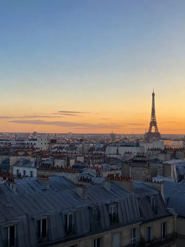 Video: a suitcase packs itself for 48 hours in Paris from the Phia digital closet