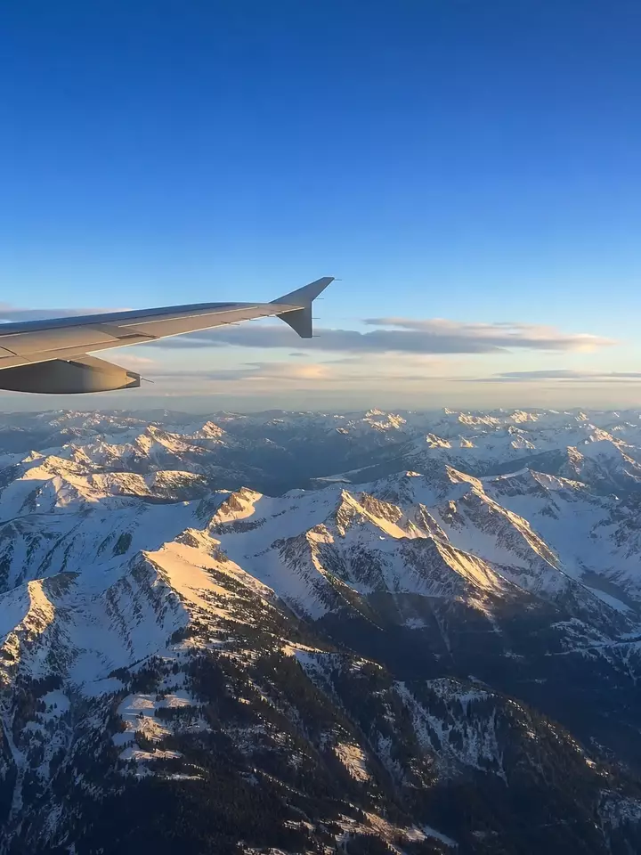 Video: a suitcase packs itself for the ski trip from the Phia digital closet
