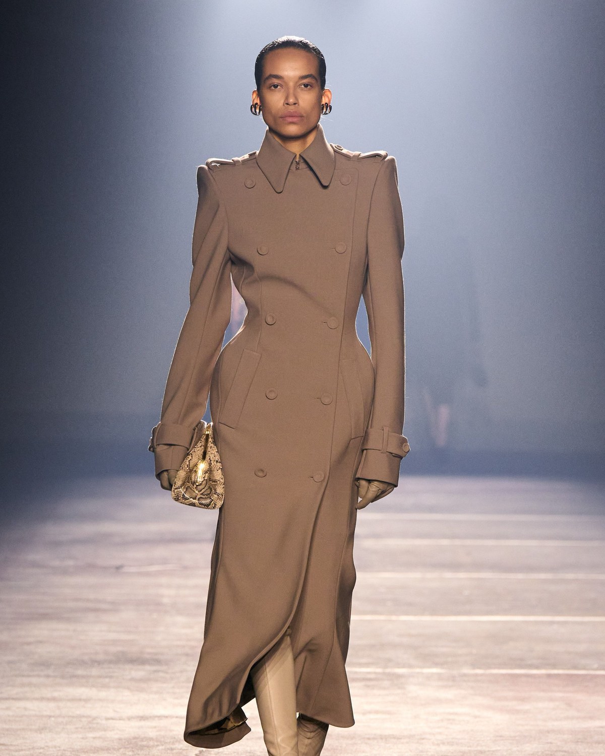 Designer Collection Trends: Dresses Regain a Waist
