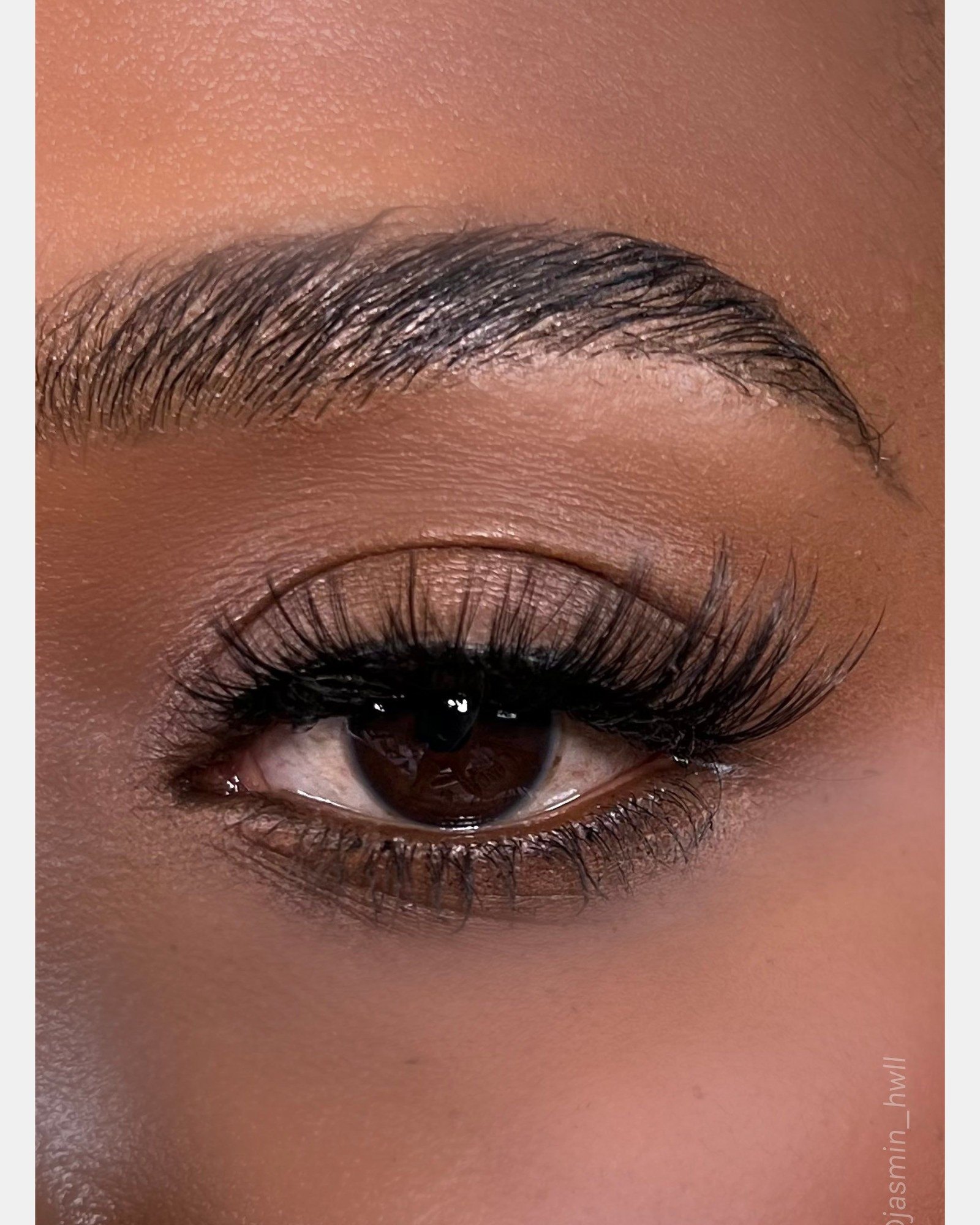 Lash Clusters: Self-Stick vs Bonded Kits