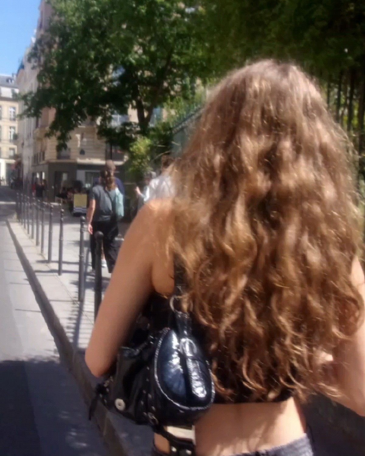 Shampoo That Doesn't Weigh Hair Down: Best Picks for Wavy Hair