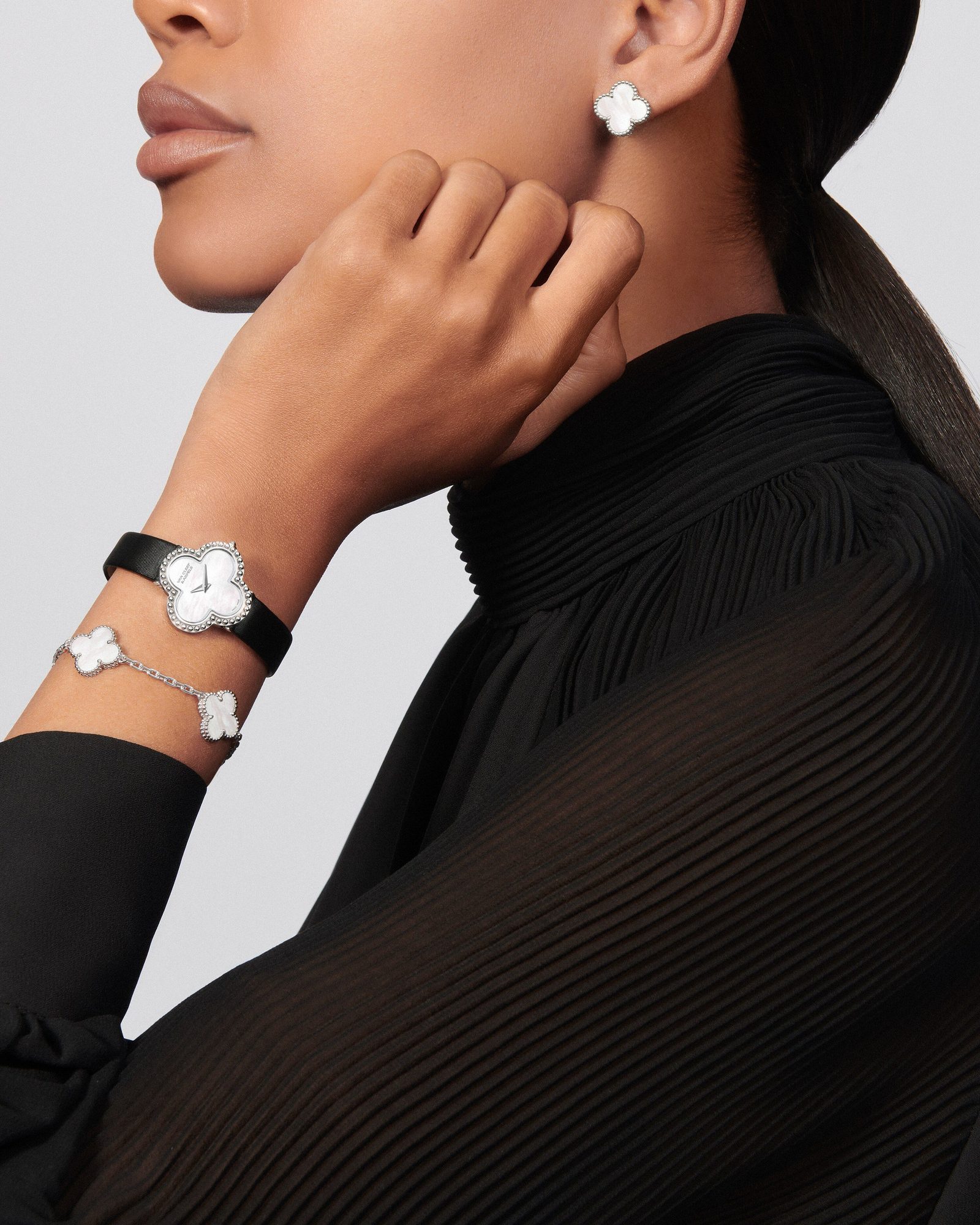 Van Cleef Bracelet: Clover Motifs, Charms and the Shape of Gold