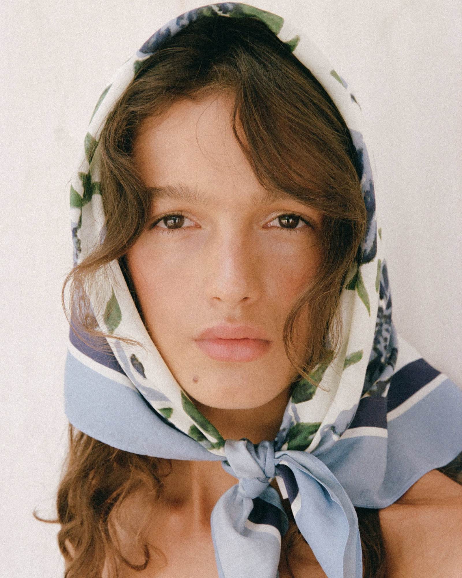 The Printed Silk Scarf: Twill Squares, Bandanas and Easy Knots