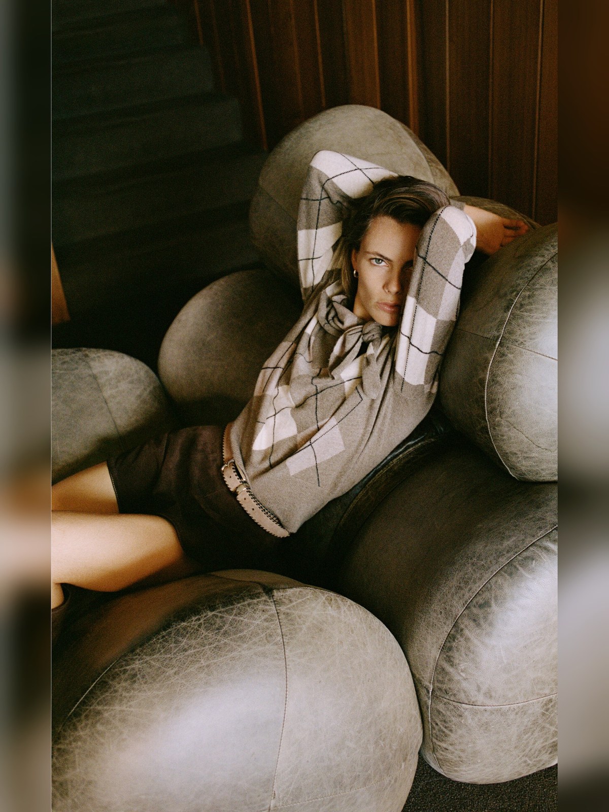 Brown Ski Lodge Lounge outfit: Our fav cosy look for a ski lodge afternoon.
