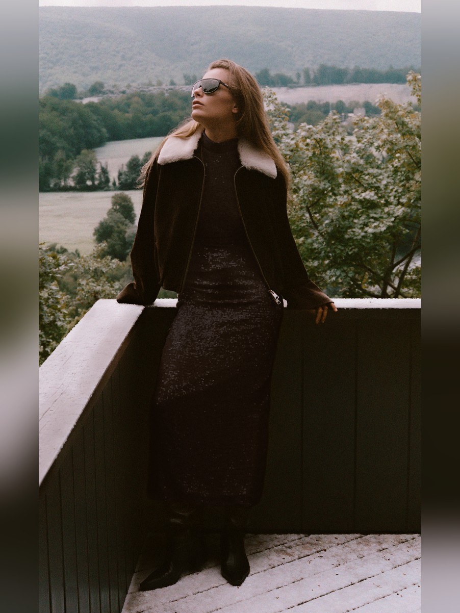 Black Sequin Après-Ski outfit: Après-ski, but make it glamorous.