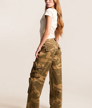 BUCKLE.COM MID-RISE WIDE LEG CAMO CARGO STRETCH PANT