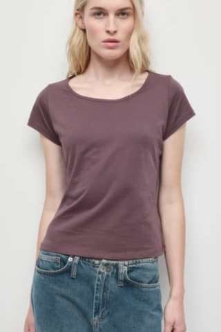 Women's Essential Scoop Tee in Raisin