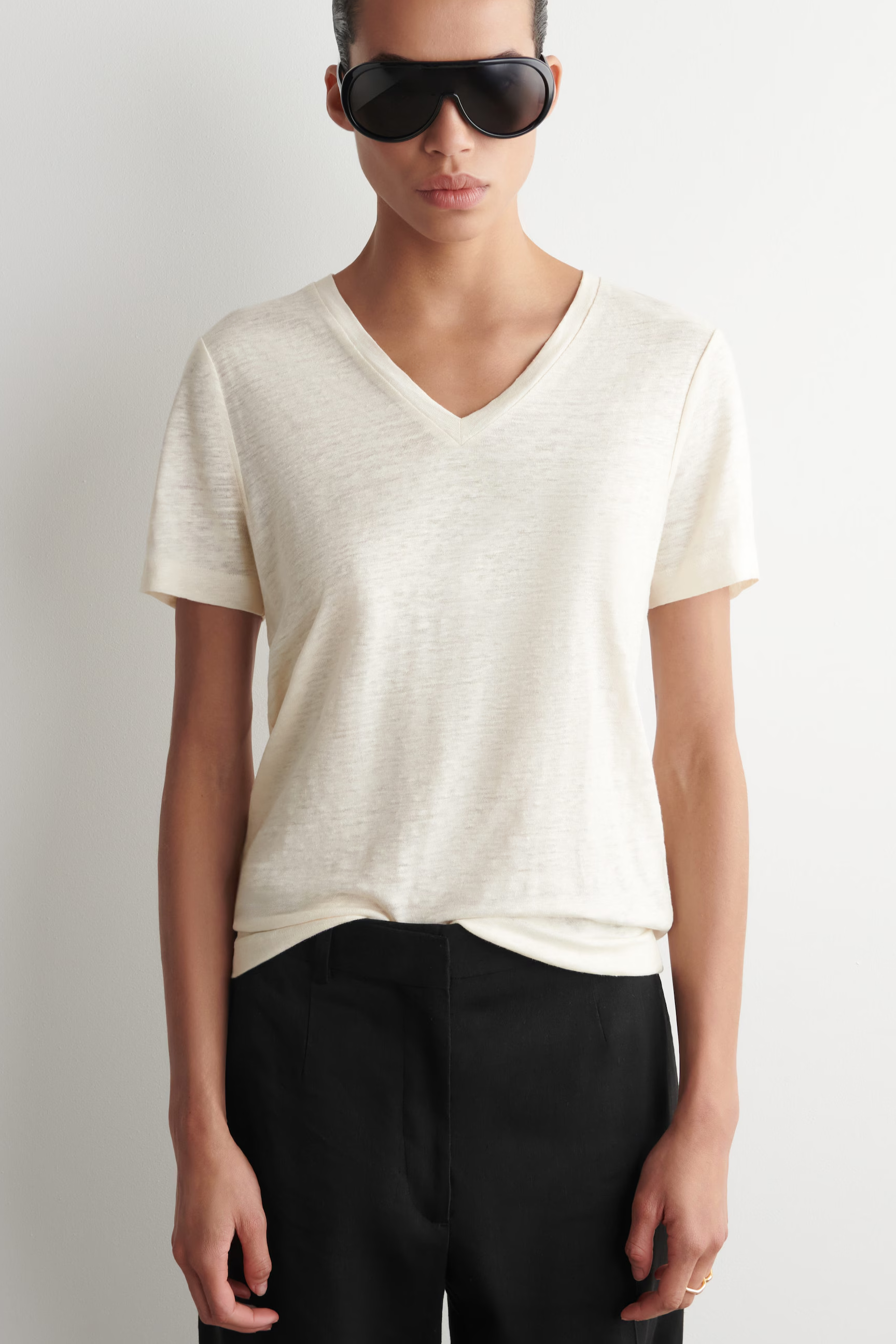V-NECK LINEN T-SHIRT