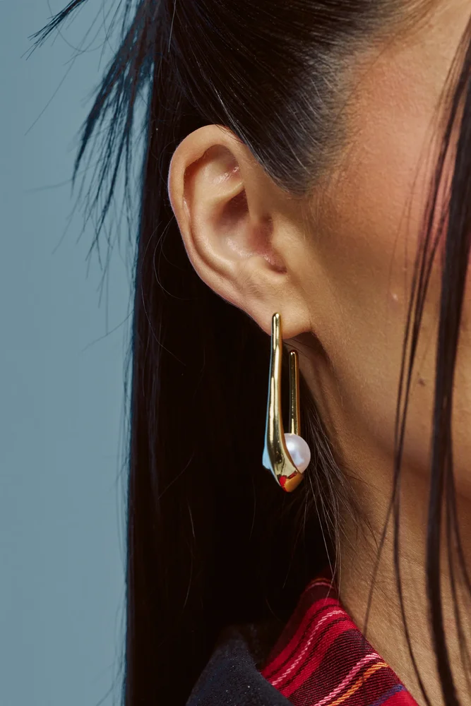 HOLD MY PEARLS DANGLE EARRING IN GOLD