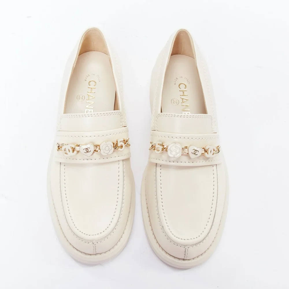 Pre-Owned Heart Flower Charm Leather Loafers