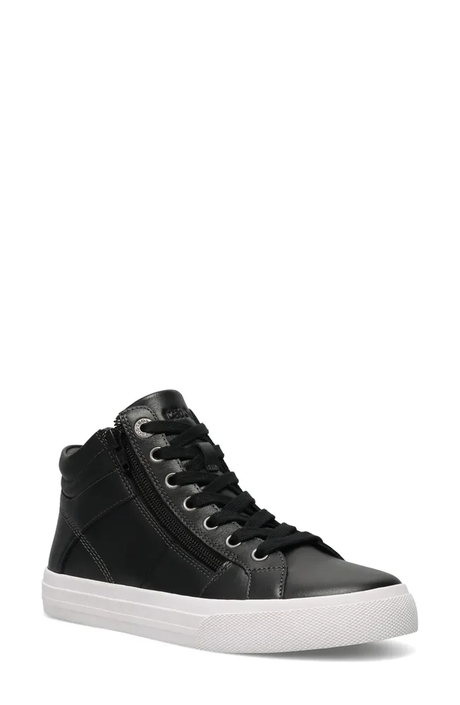 Winner High Top Sneaker