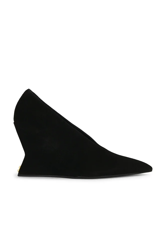 Suede Wedge Pump in Noir