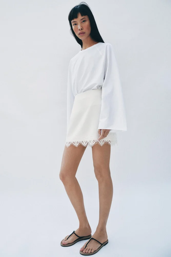 LACE HEM SKORT