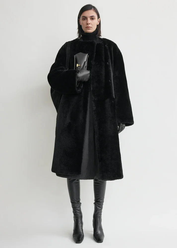Collarless shearling coat black – TOTEME