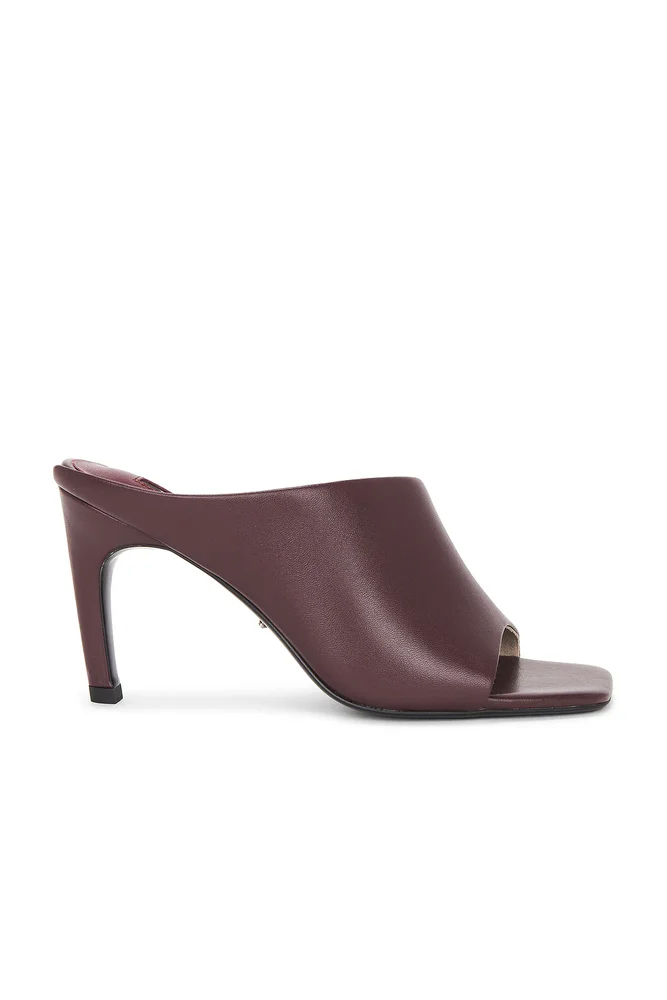 Model Sandal
