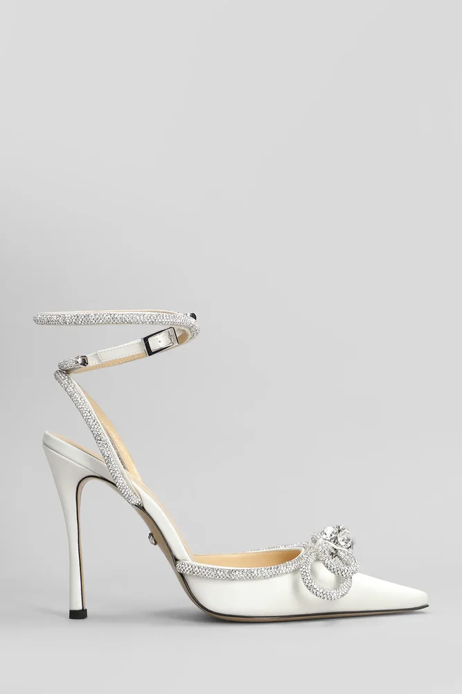 Pumps in white silk