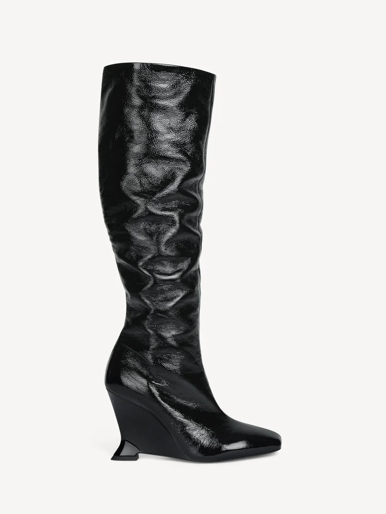 Wedge boots in crinkled patent leather
