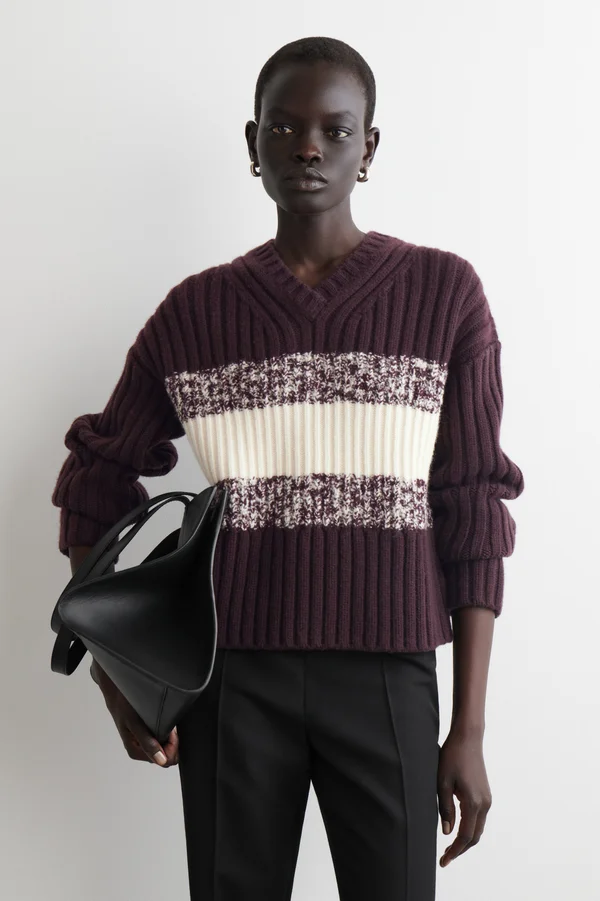 TEXTURED MERINO WOOL V-NECK SWEATER - BURGUNDY / CREAM