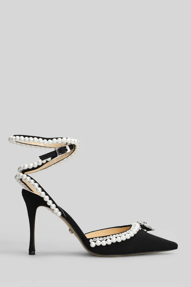 Pumps in black fabric