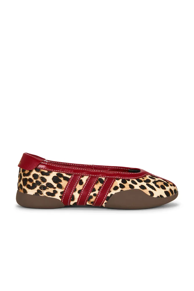 Taekwondo Mei Ballet Sneakers in Off White Team Victory Red