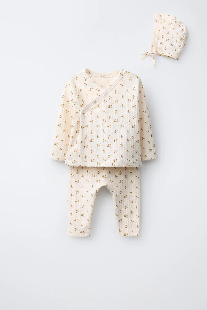 Floral Print T-Shirt, Legging, and Bonnet Set (Ecru)