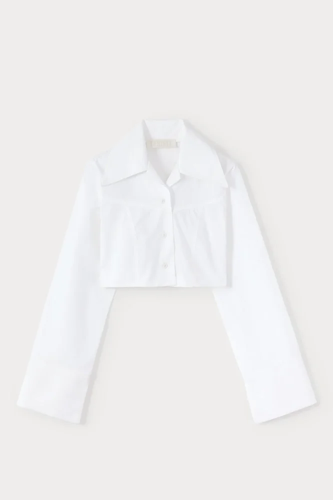White popelin cropped shirt with wide collar and extended cuffs