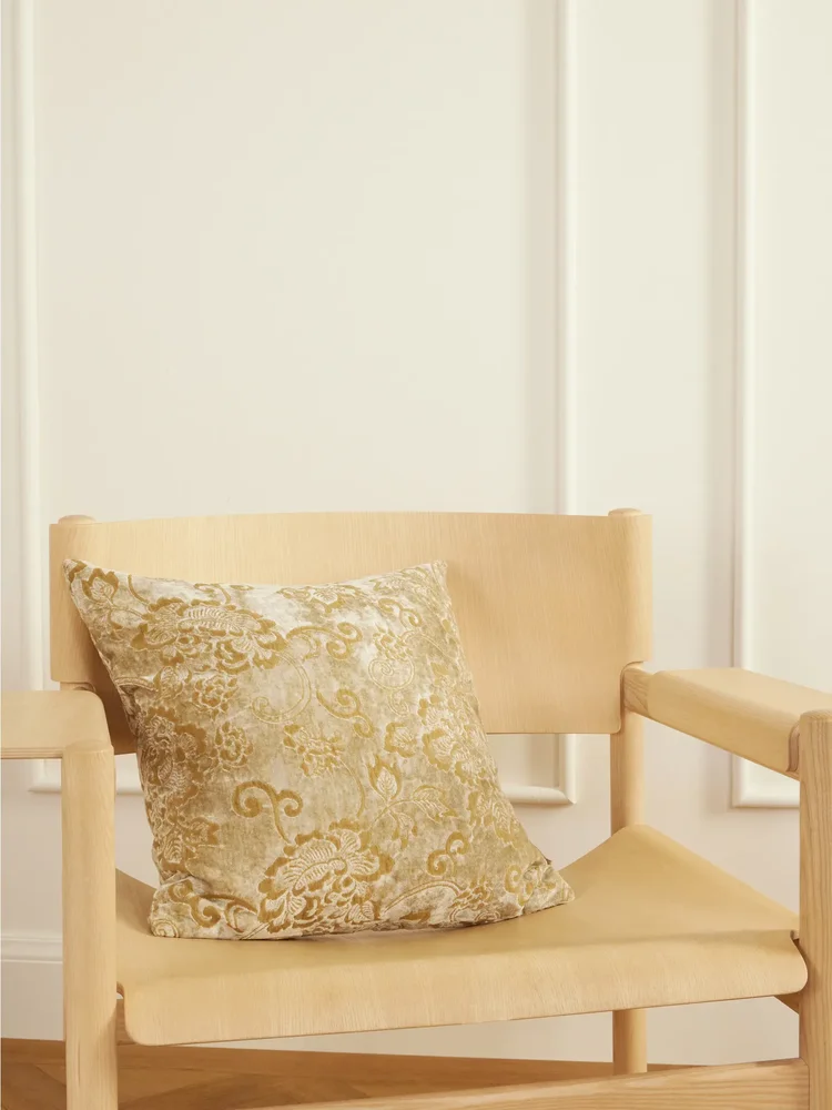 Sponge floral-jacquard damask cushion