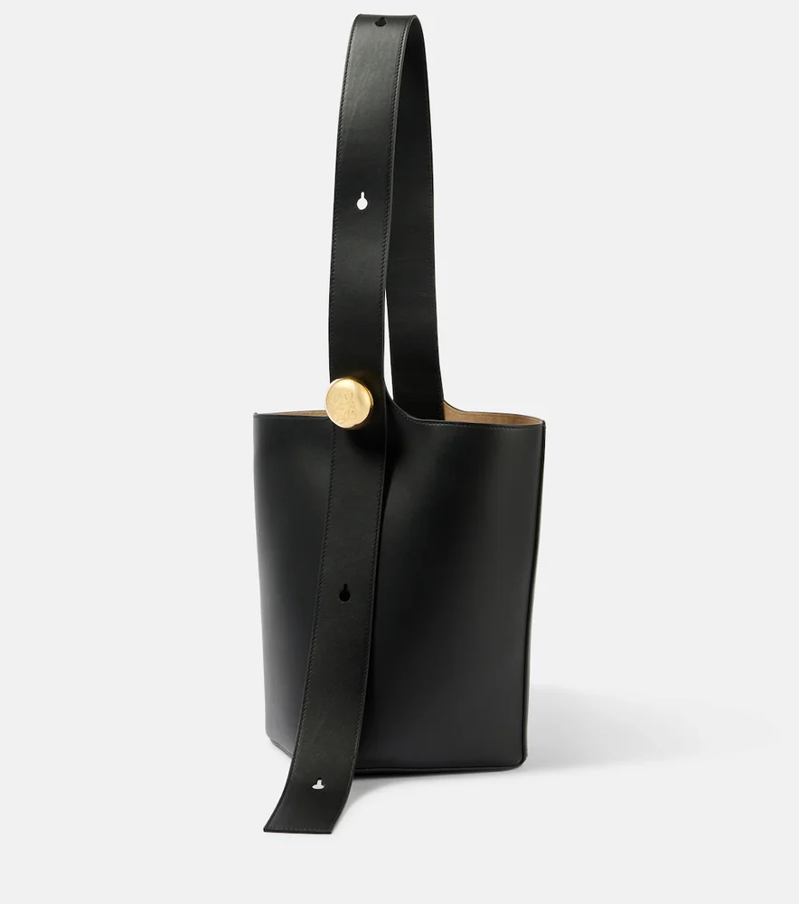 Pebble Medium leather bucket bag