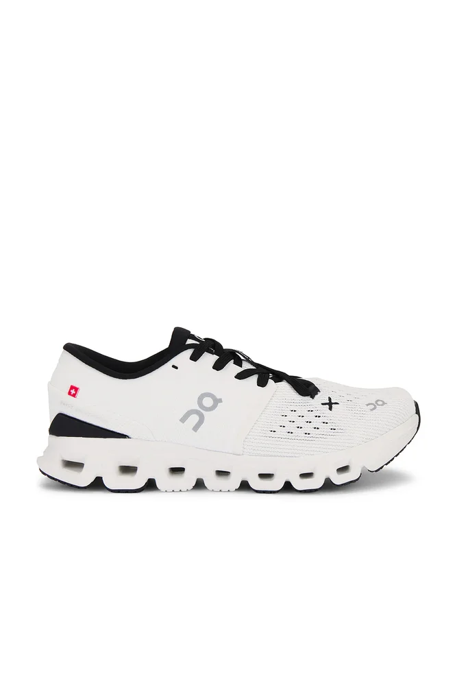 Cloud X 4 Sneaker