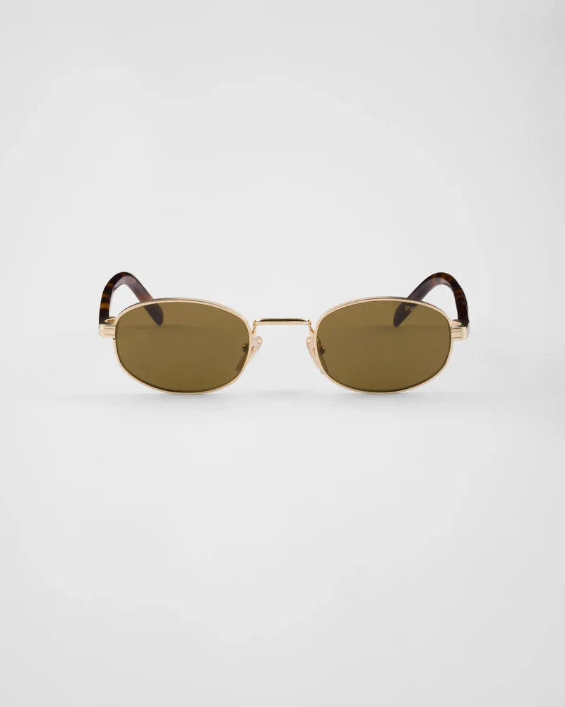 Sunglasses with the iconic metal plaque