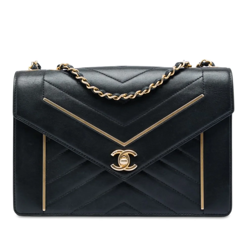 Pre-Owned Chanel Reversed Flap Bag Chevron Lambskin Medium